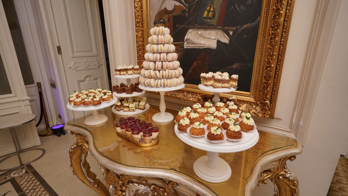 Turnul de macarons la Palatul Noblesse: Rafinamentul dulce care definește estetica unui eveniment