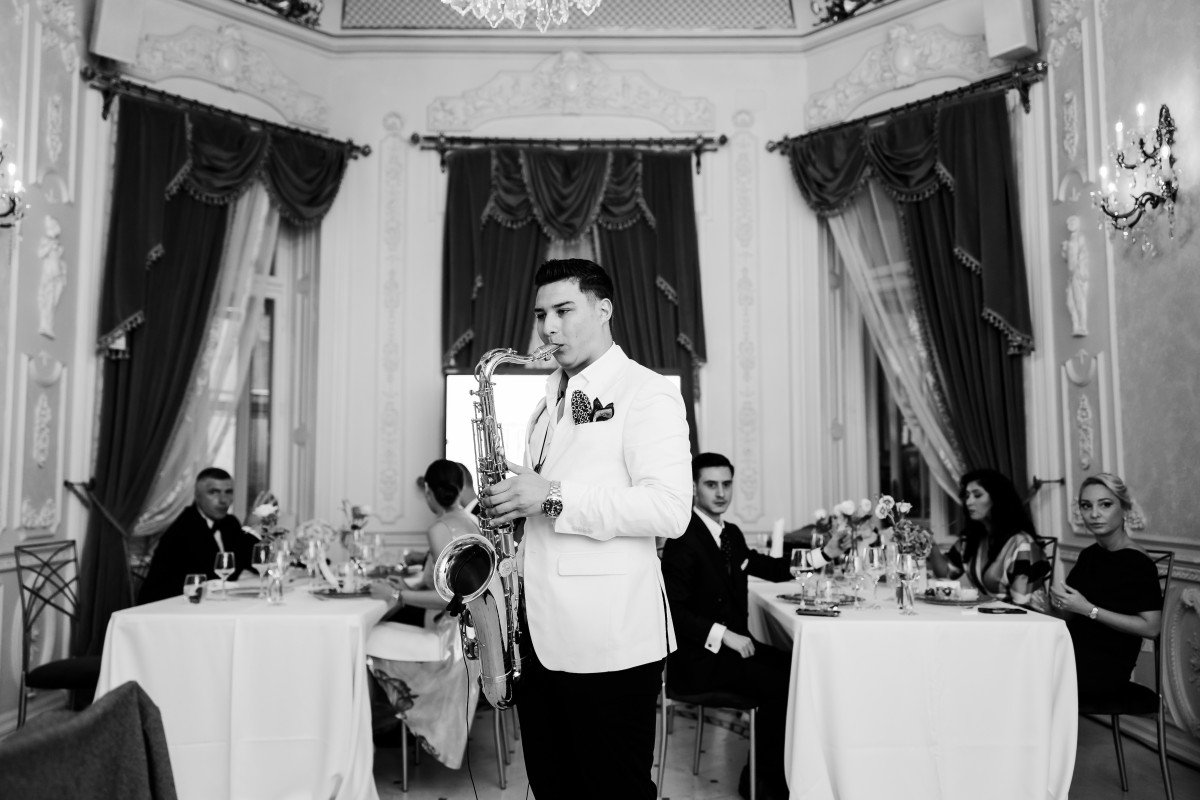 Saxofonist la Palatul Noblesse: Experiența live care transformă un eveniment într-un moment memorabil - Palatul Noblesse