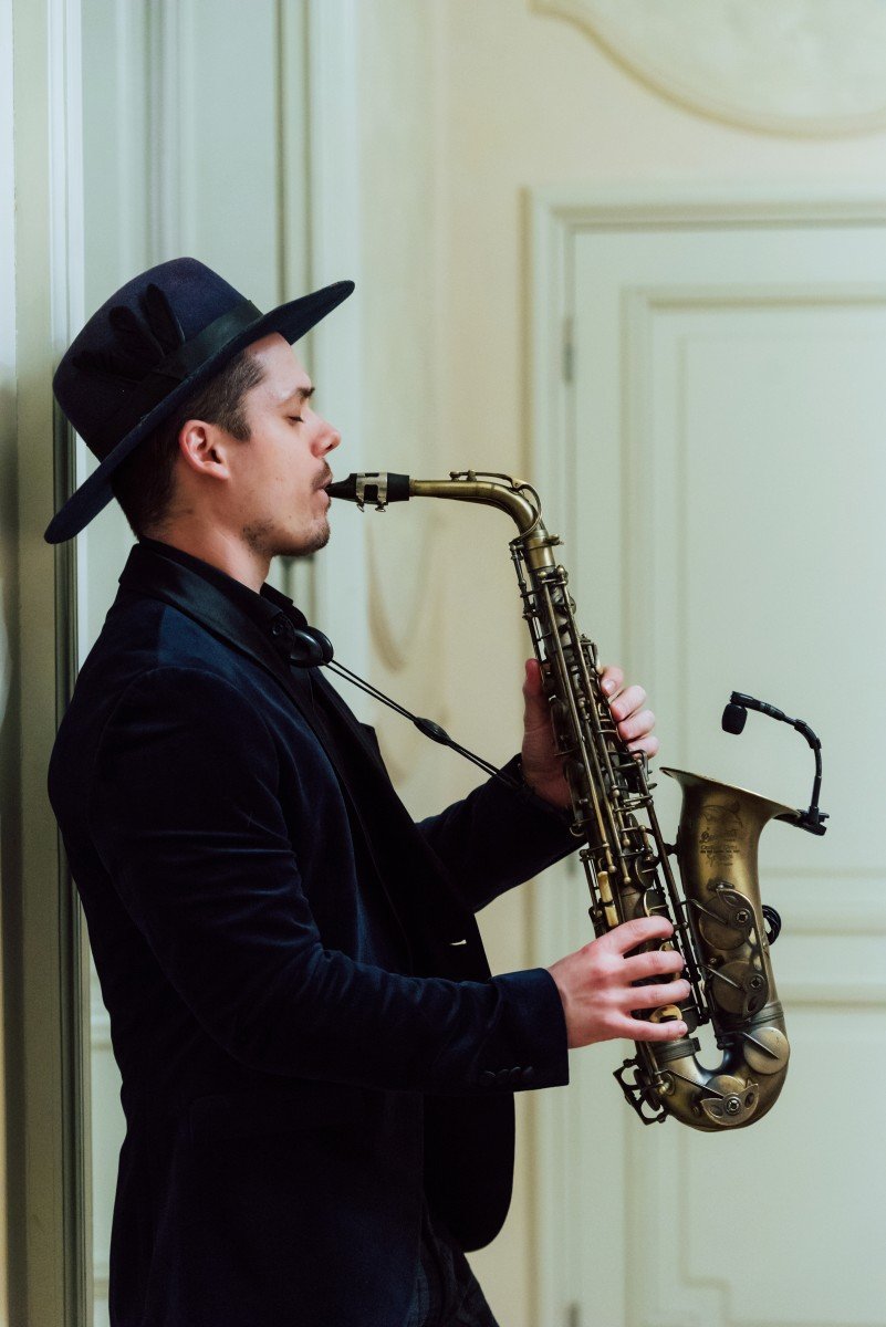 Saxofonist la Palatul Noblesse: Experiența live care transformă un eveniment într-un moment memorabil