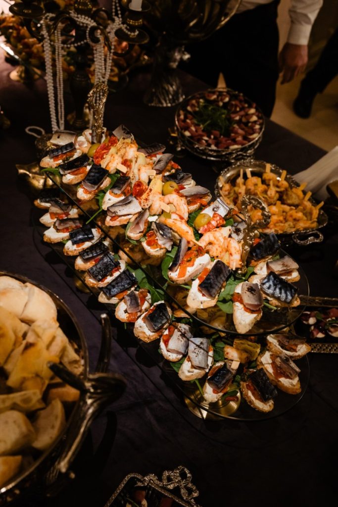 Buffet la Palatul Noblesse 1881 – experiența culinară care aduce eleganță și varietate evenimentelor - Palatul Noblesse