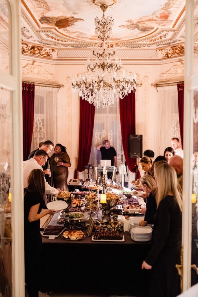 Buffet la Palatul Noblesse 1881 – experiența culinară care aduce eleganță și varietate evenimentelor - Palatul Noblesse