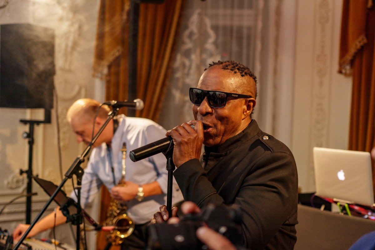 Band Live la Palatul Noblesse – experiența muzicală care transformă un eveniment într-un spectacol memorabil - Palatul Noblesse
