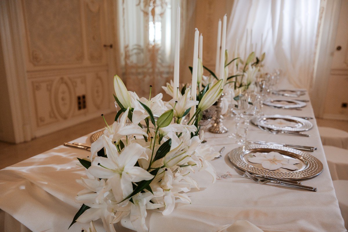 Tematică de nuntă White Lilies la Palatul Noblesse – eleganță pură, rafinament și frumusețe atemporală