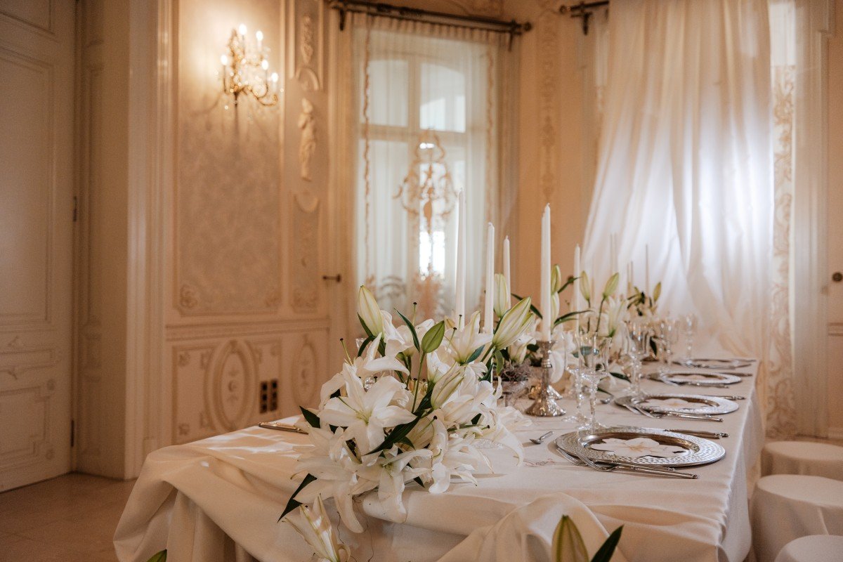 Tematică de nuntă White Lilies la Palatul Noblesse – eleganță pură, rafinament și frumusețe atemporală - Palatul Noblesse