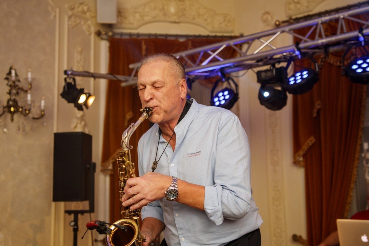 Saxofonist la Palatul Noblesse: Experiența live care transformă un eveniment într-un moment memorabil - Palatul Noblesse