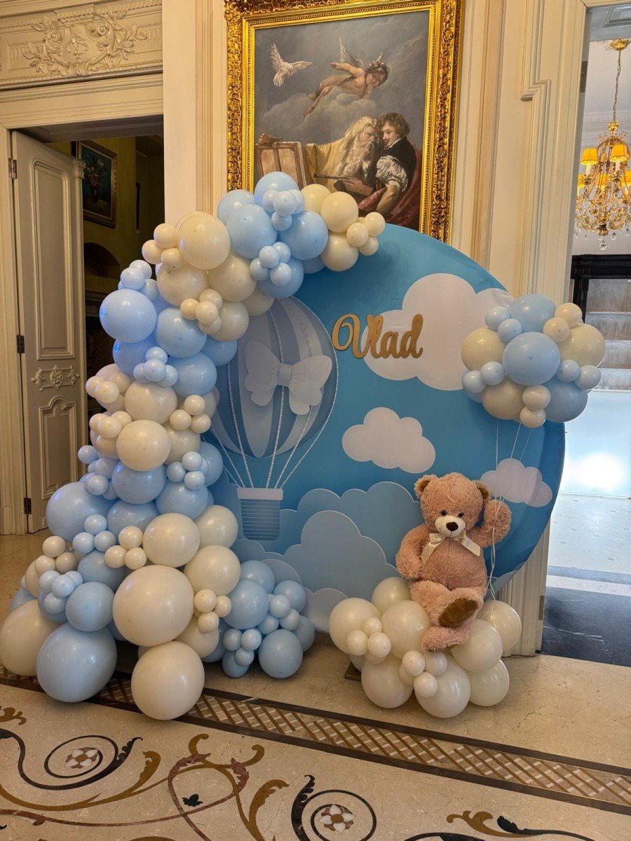 Tematică de botez „Up in the Sky” la Palatul Noblesse – o poveste delicată printre nori, stele și emoție - Palatul Noblesse