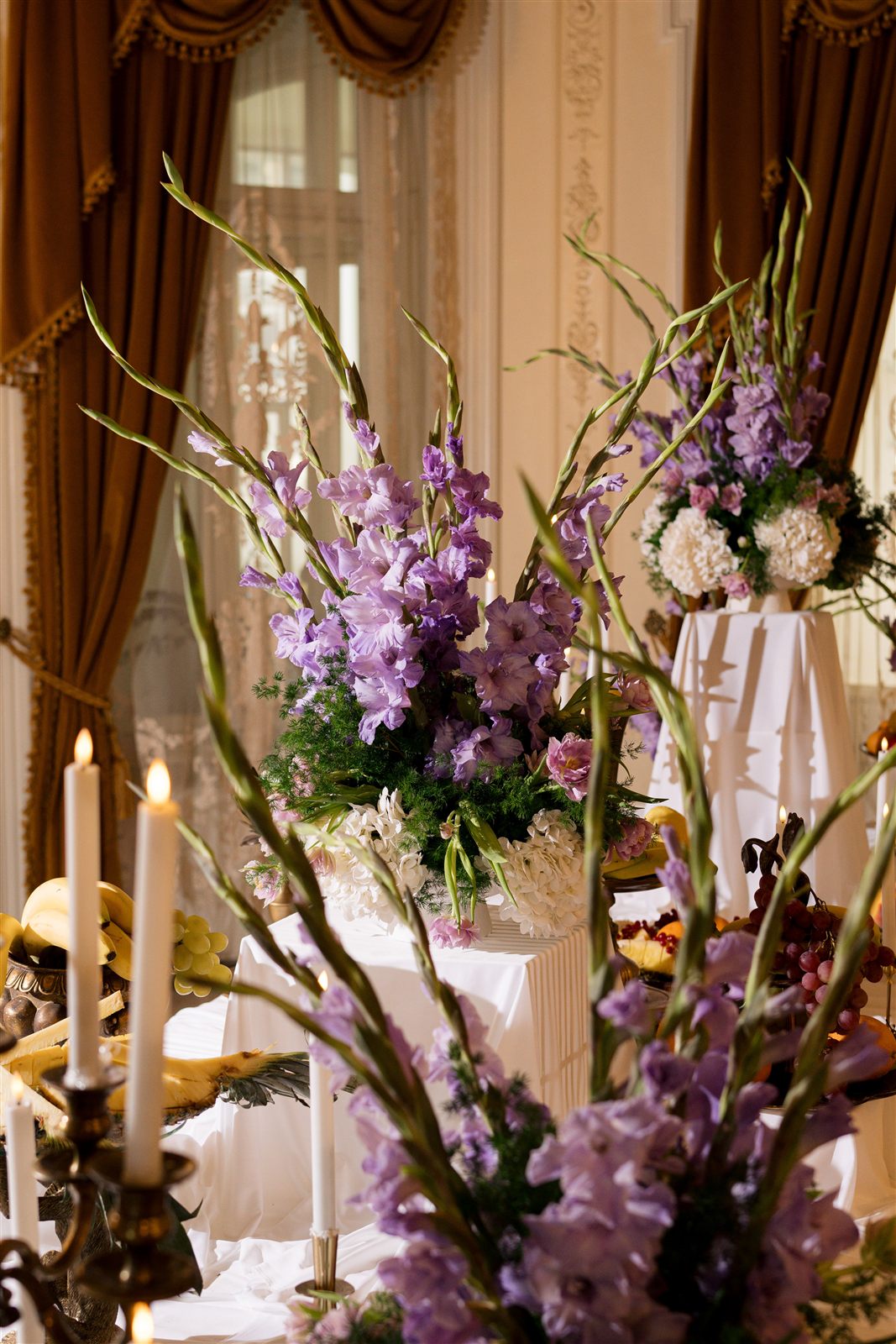 Decor alb și mov cu gladiole pe masa de eveniment — Palatul Noblesse