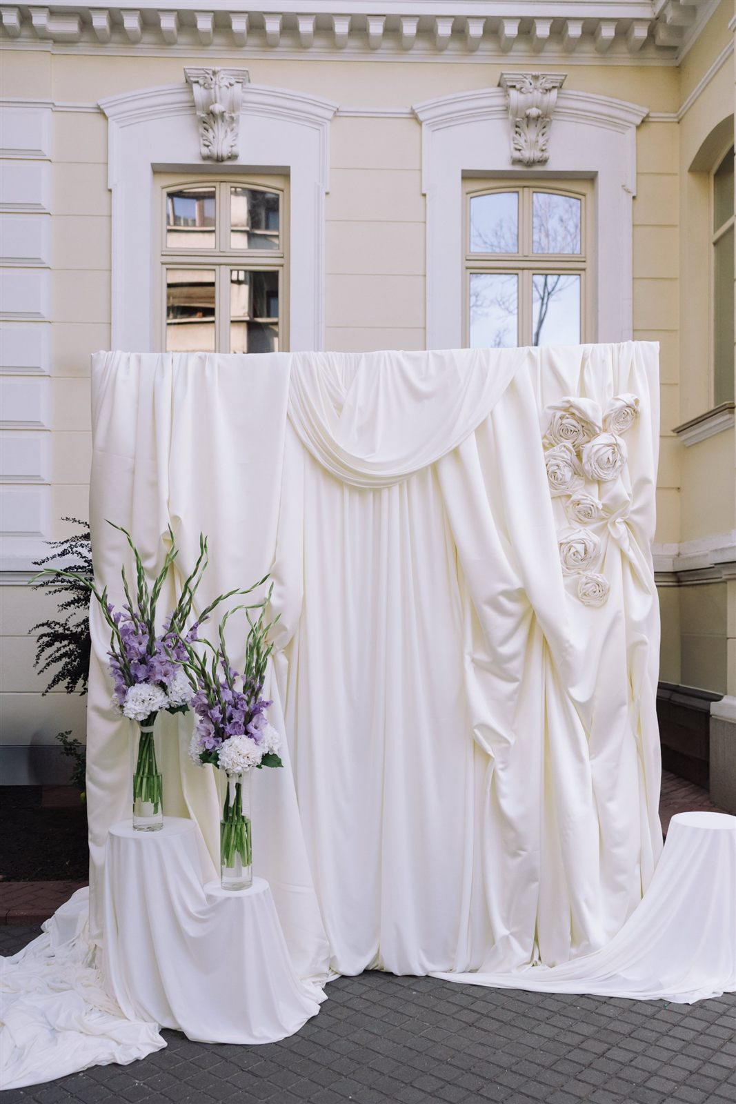 Fotocorner cu draperie albă și flori mov — Palatul Noblesse