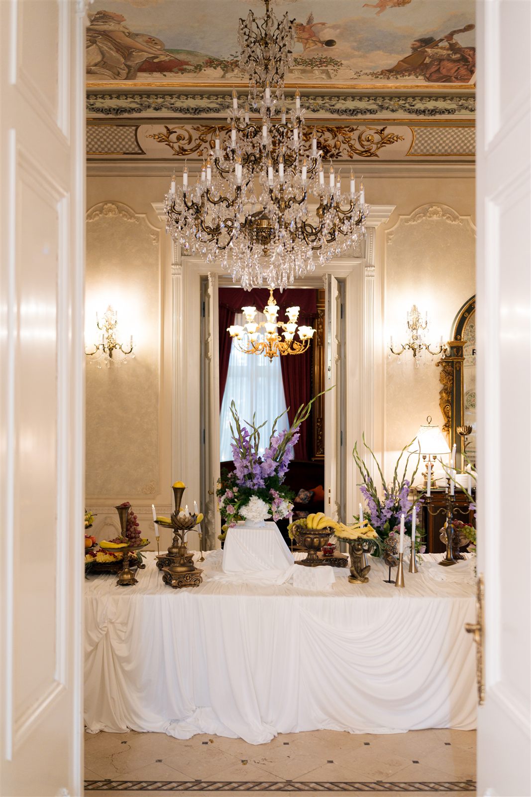 Salon cu masa centrală decorată alb și mov — Palatul Noblesse