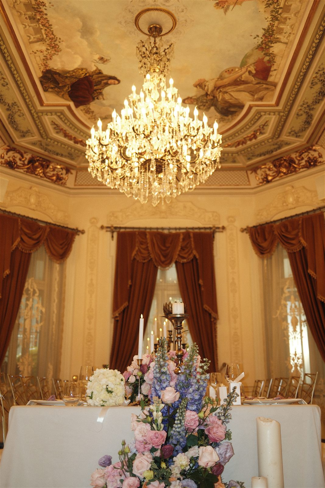Masa prezidiului decorata floral la nunta de la Palatul Noblesse