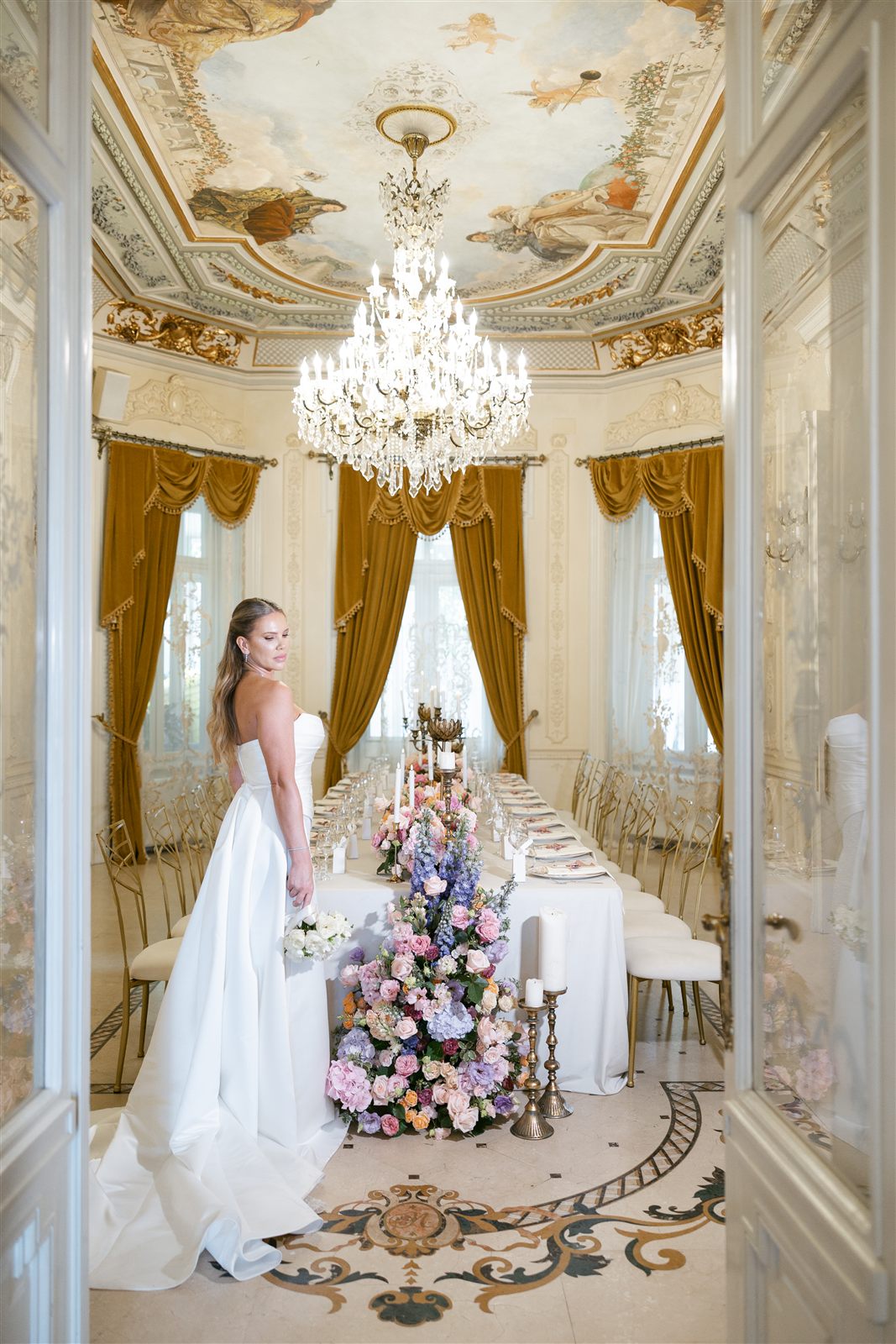 Mireasa in decorul floral de nunta la Palatul Noblesse