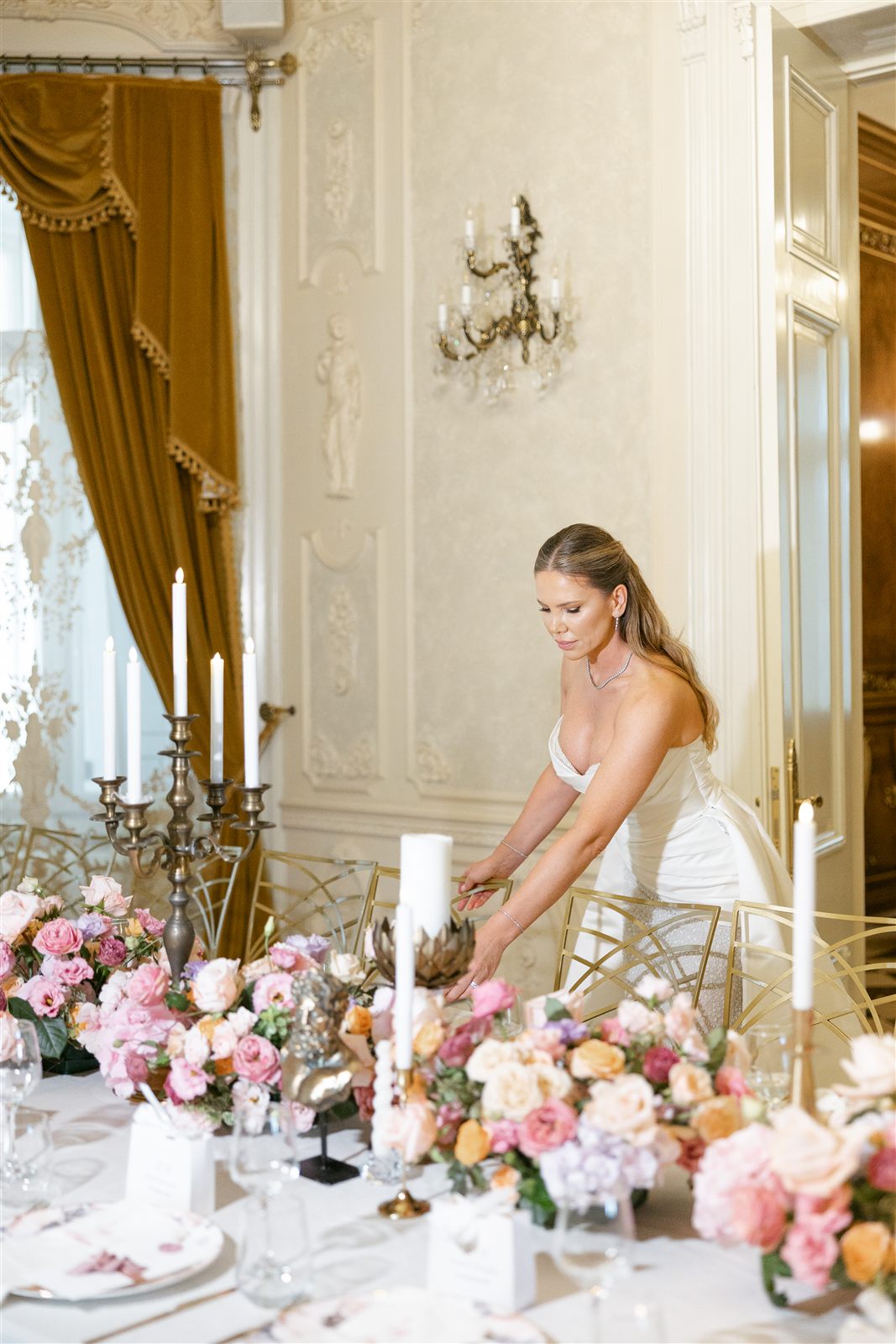 Miri langa masa decorata cu flori la Palatul Noblesse