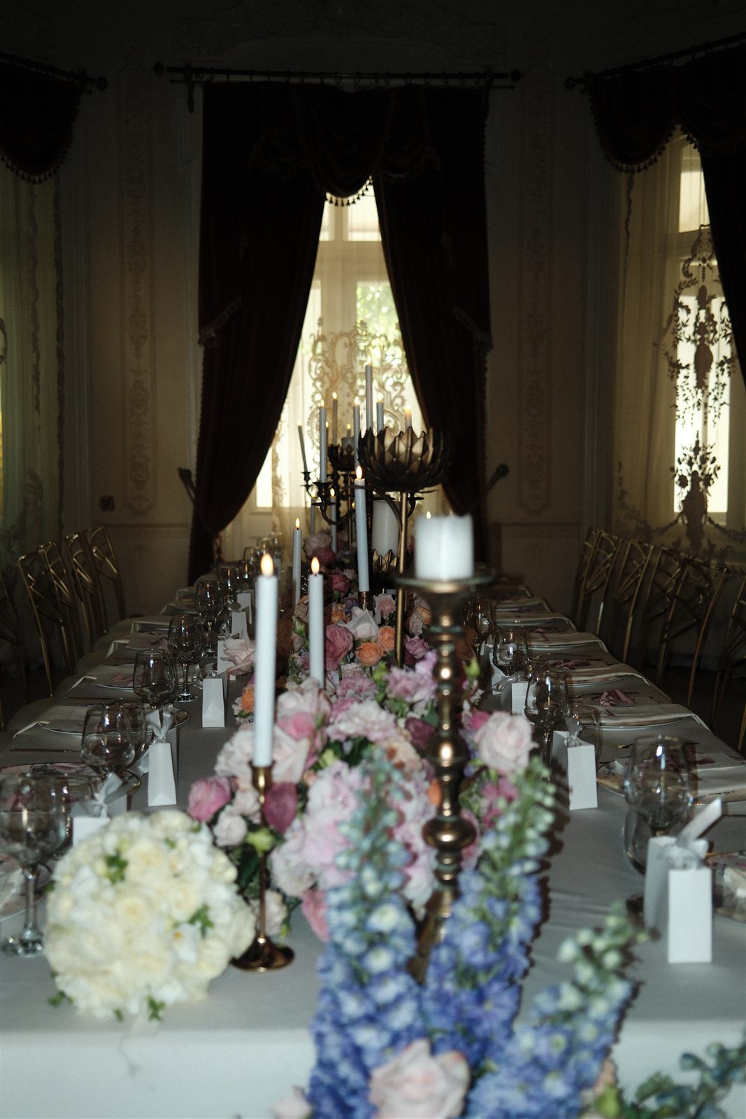 Tablescape de nunta cu flori pastel la Palatul Noblesse