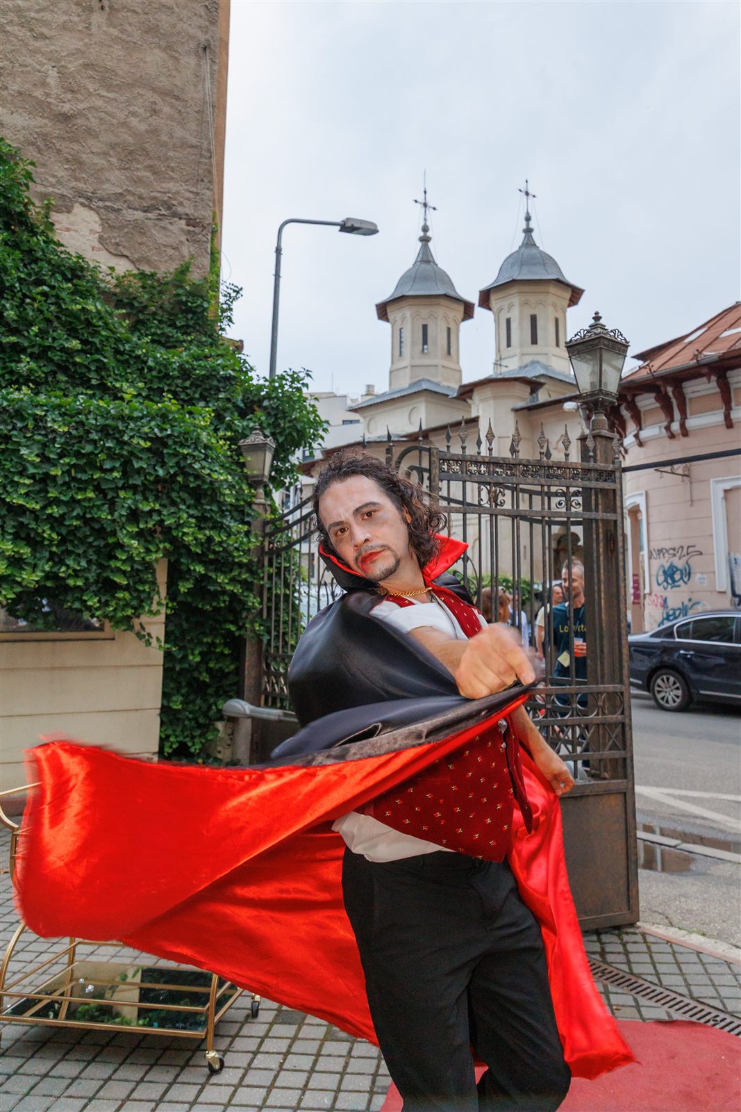 Actor în rol de Dracula cu pelerină roșie — personaje pentru un eveniment tematic imersiv