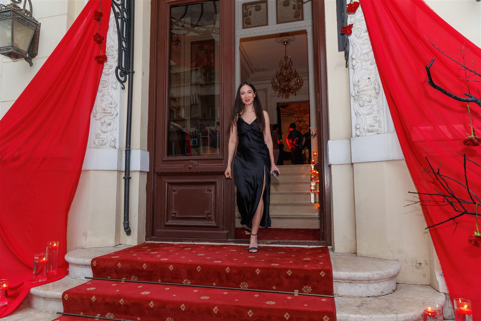 Covor roșu pe scările de intrare — primire tematică la Palatul Noblesse