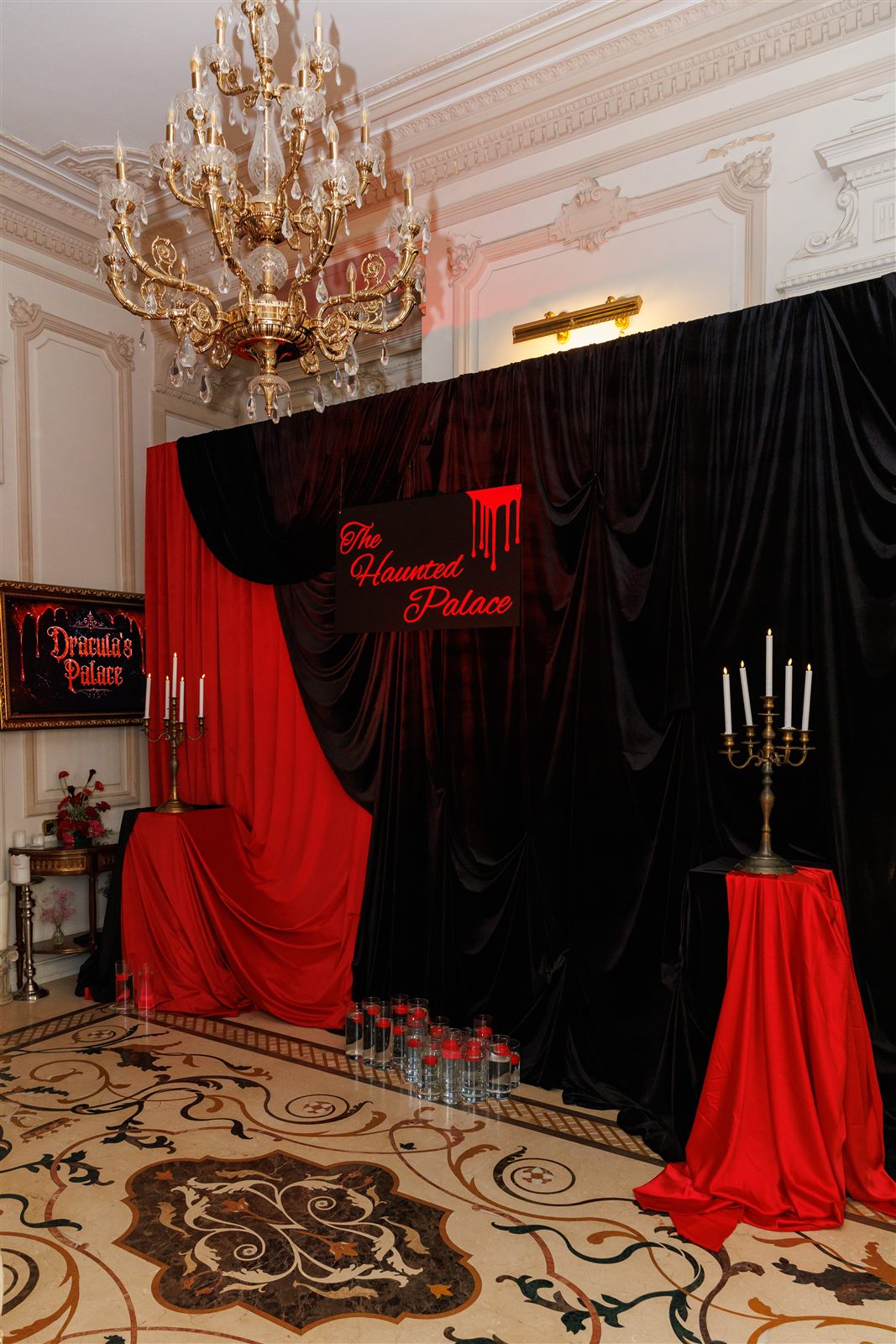 Candelabru și catifea roșie — obiect-simbol pentru o petrecere cu tematică Dracula