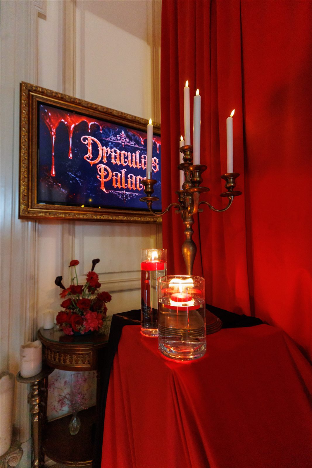 Panou „Dracula's Palace", candelabru cu lumânări și drapaj roșu — decor tematic la Palatul Noblesse