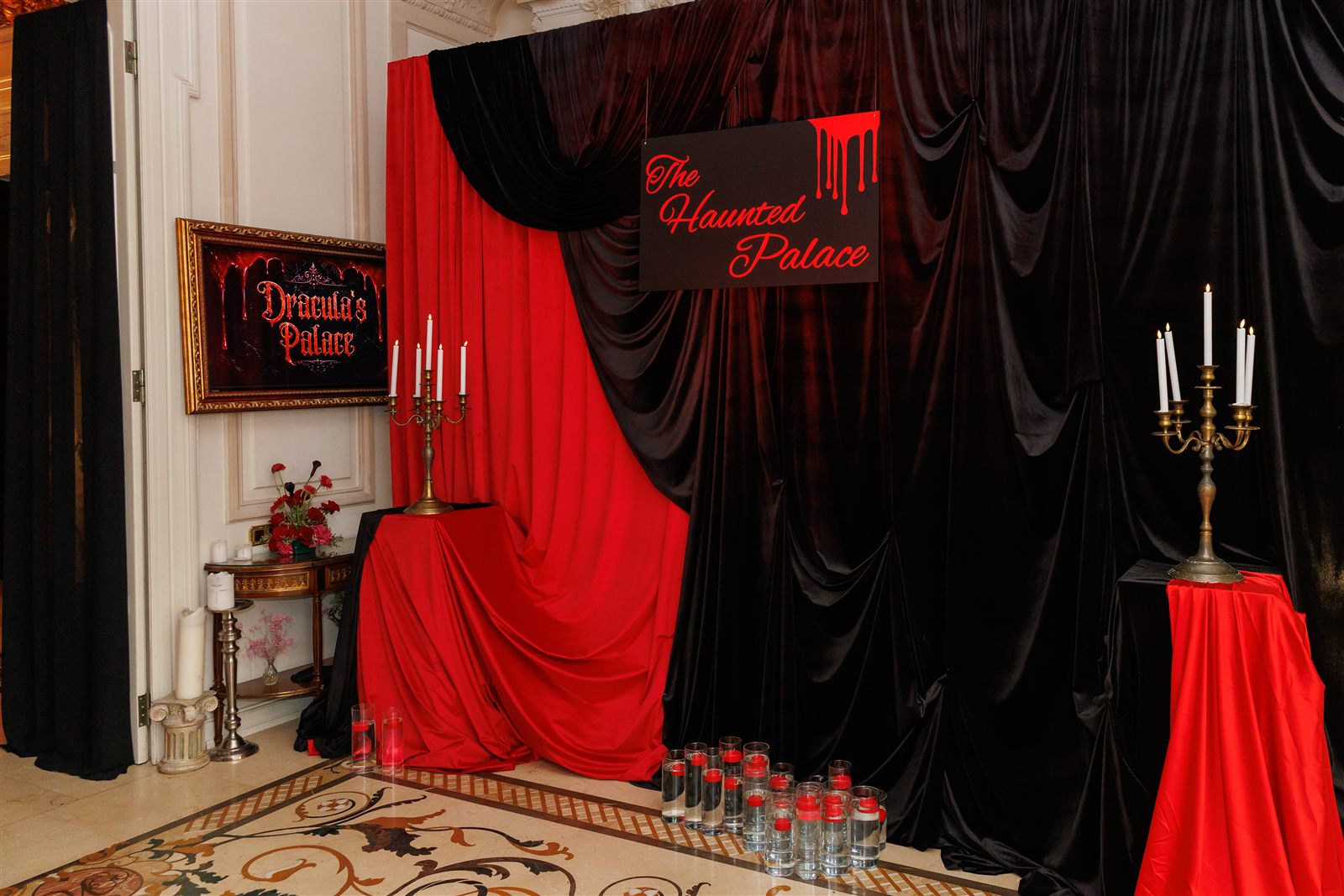 Sală de bal cu drapaje negre și accente roșii — scenografie gotică pentru evenimente București
