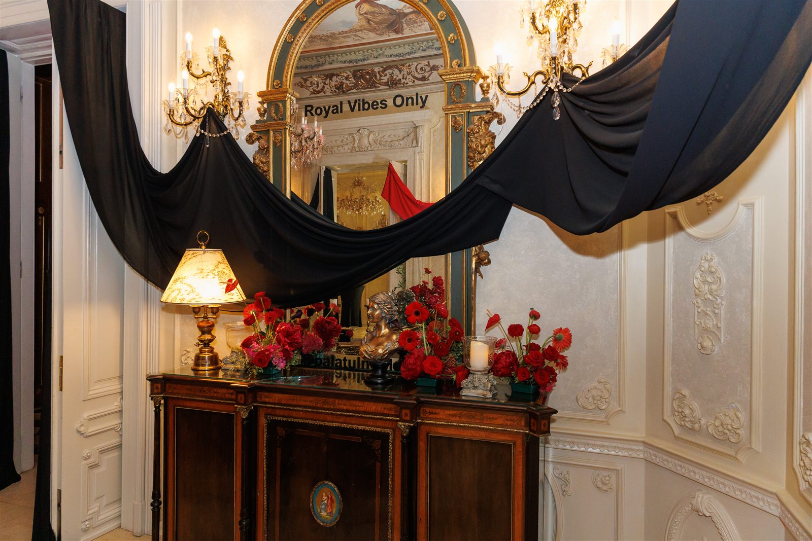 Salon transformat cu drapaje negre și candelabru de cristal — decor eveniment tematic Dracula la Palatul Noblesse