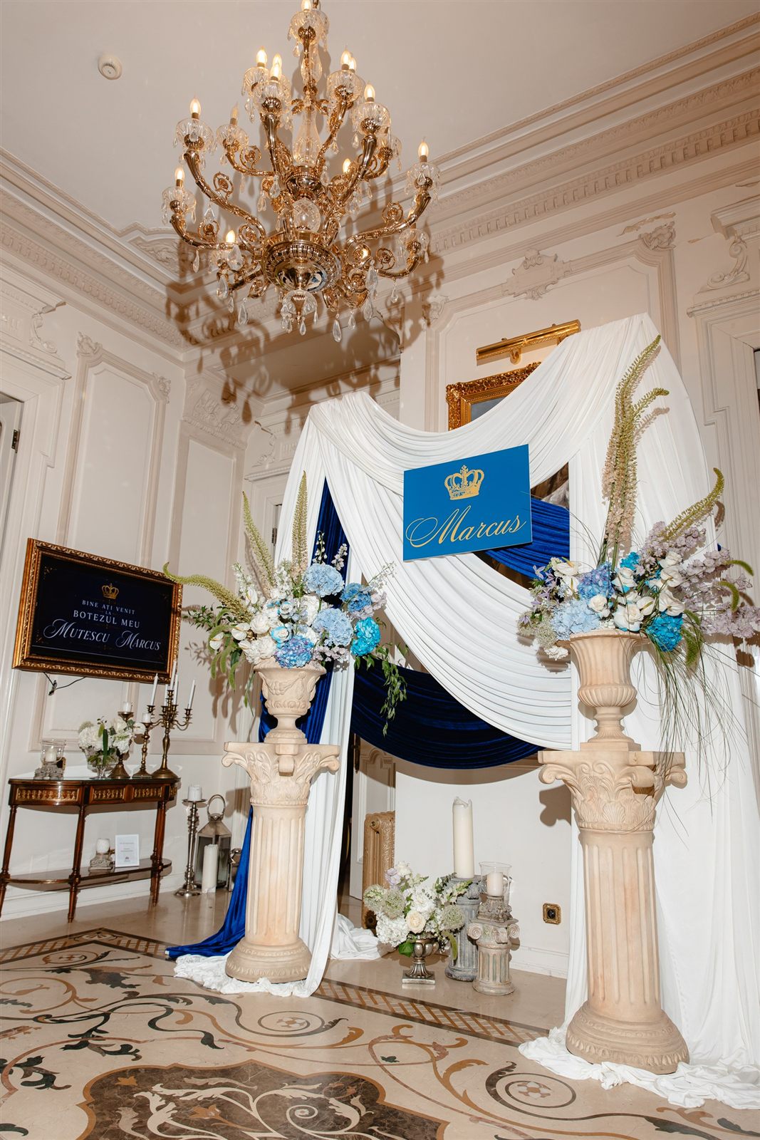 Foto corner de botez imperial complet — coloane romane, coroana Marcus și drapaje alb-albastru, tematica Micul Împărat la Palatul Noblesse