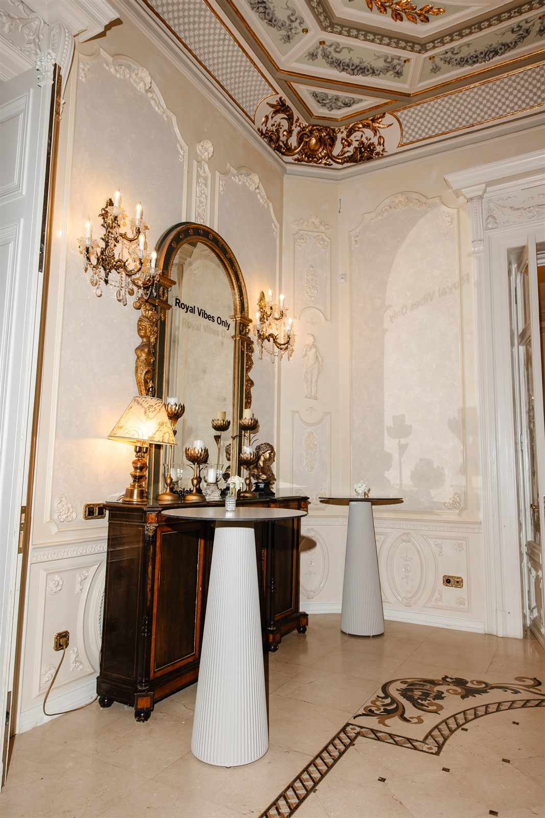 Zonă de primire cu oglindă și candelabru pentru un botez tematic imperial — Palatul Noblesse