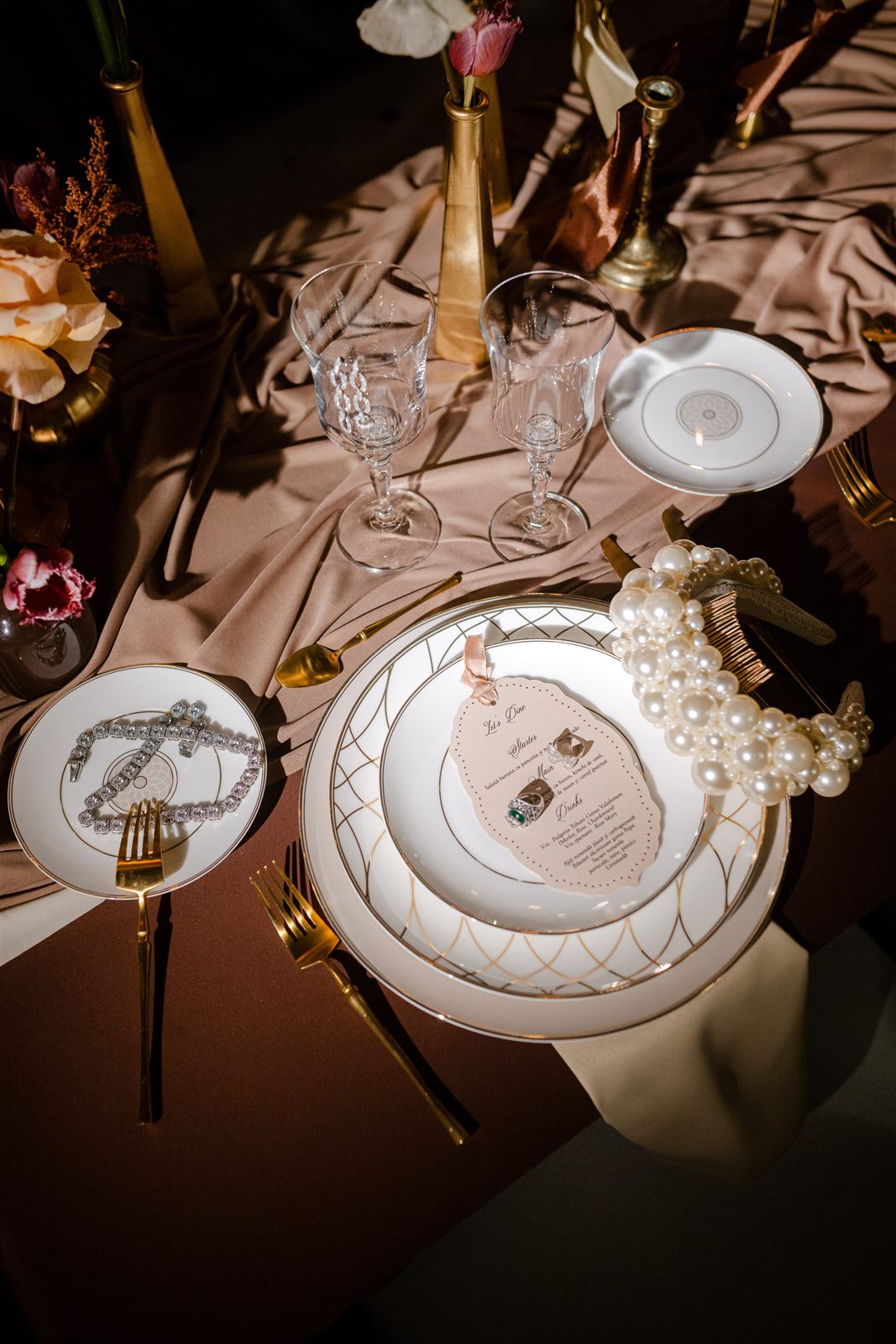 Detaliu place setting Mocha Mousse cu perle și tacâmuri aurii