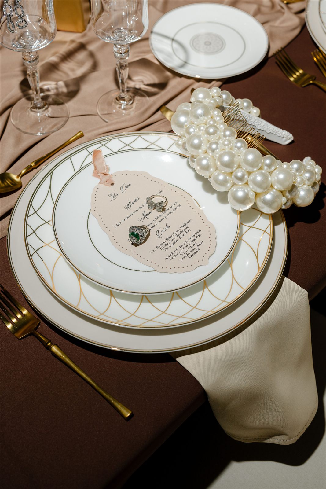 Detaliu place setting Mocha Mousse cu accesoriu de perle și meniu
