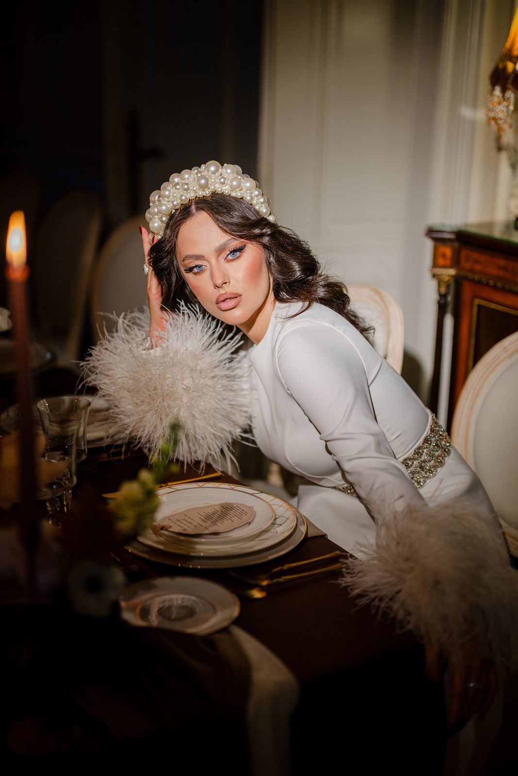 Ținută albă cu pene la o masă elegantă Mocha Mousse
