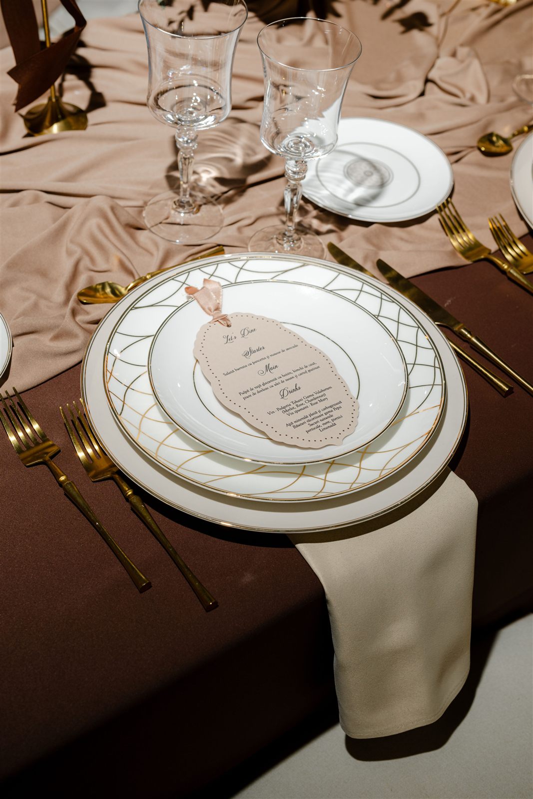 Place setting Mocha Mousse cu porțelan, meniu și tacâmuri aurii
