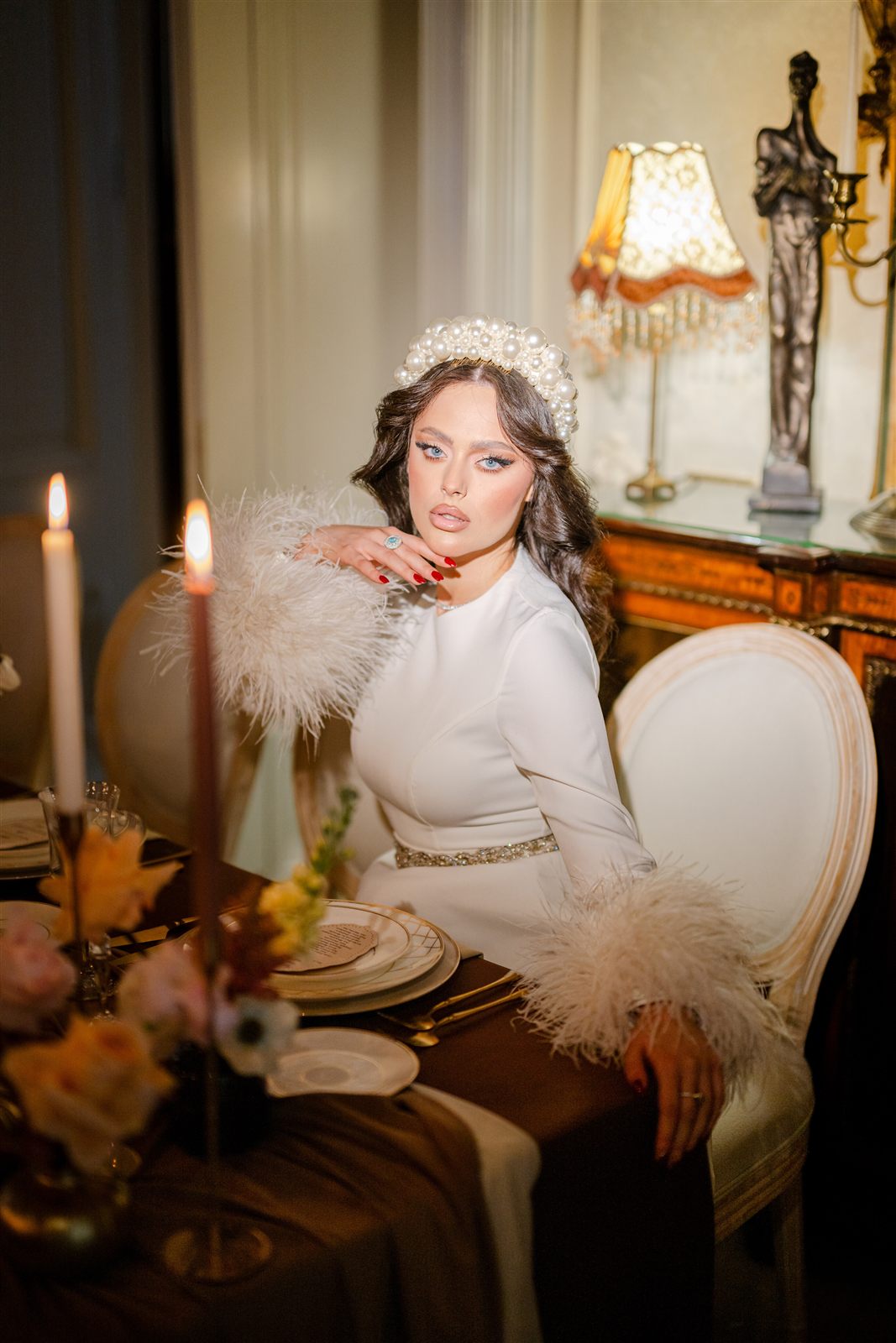 Styling Mocha Mousse — rochie albă într-un salon elegant