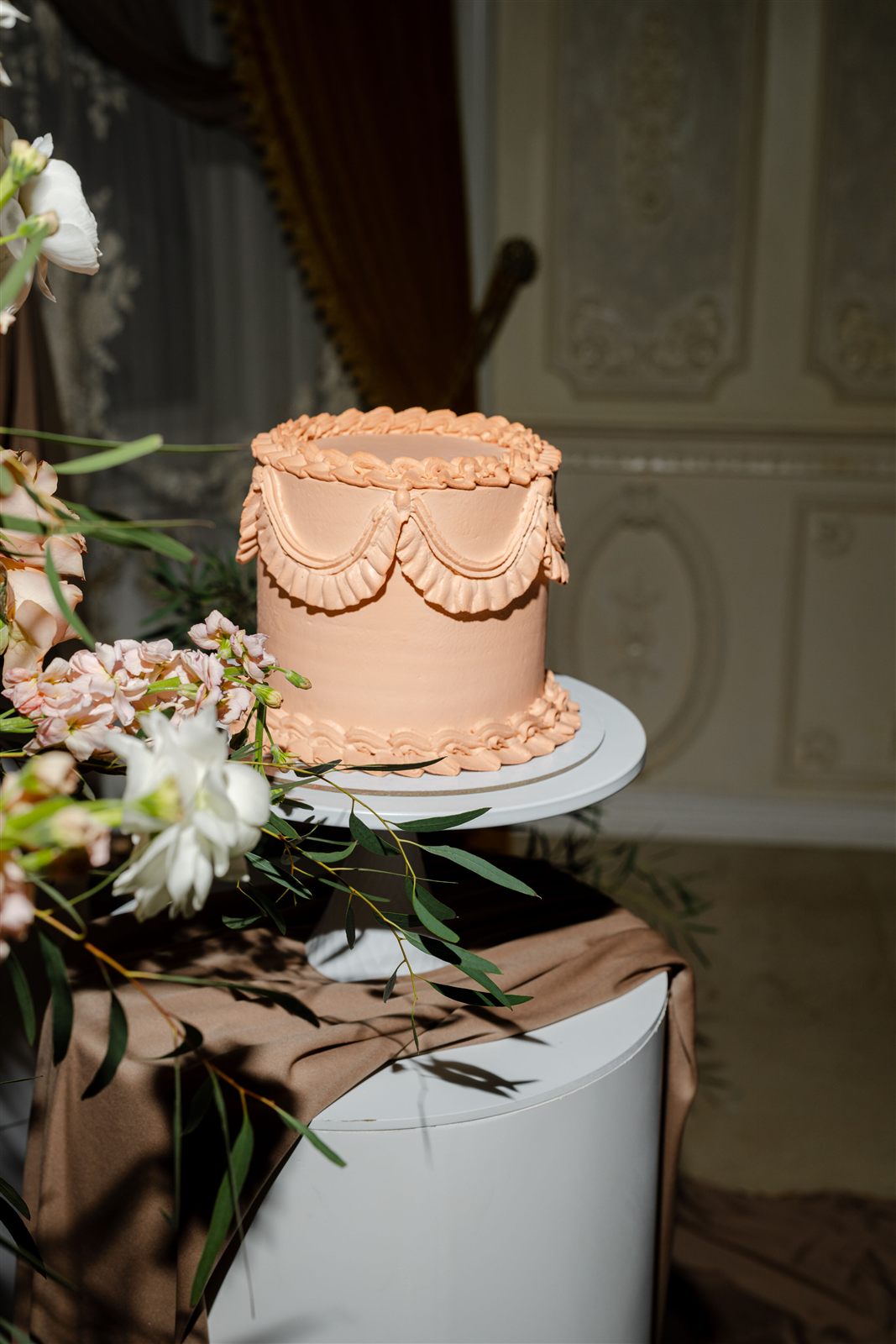 Tort în tematica Mocha Mousse, tonuri piersică, stil vintage