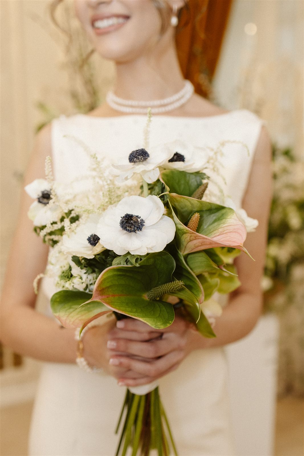 Detaliu de buchet de mireasă cu anemone albe — nuntă intimă în București