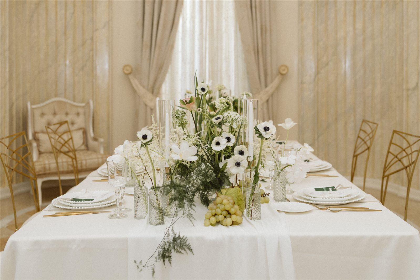 Masă de nuntă intimă în Salonul Florence — tablescape alb, verde și auriu, Palatul Noblesse