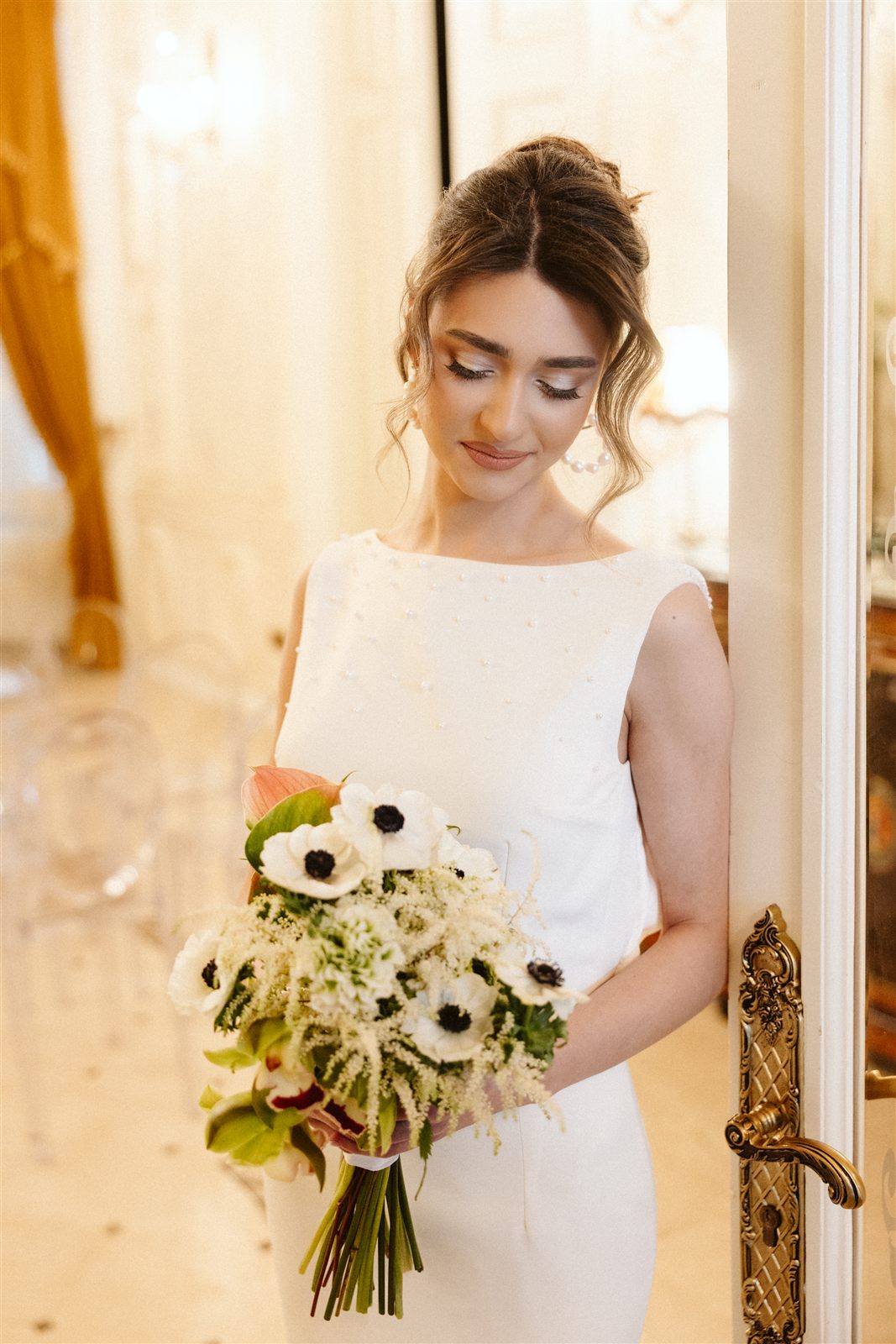 Mireasă cu buchet de anemone albe — nuntă intimă alb-verde la Palatul Noblesse