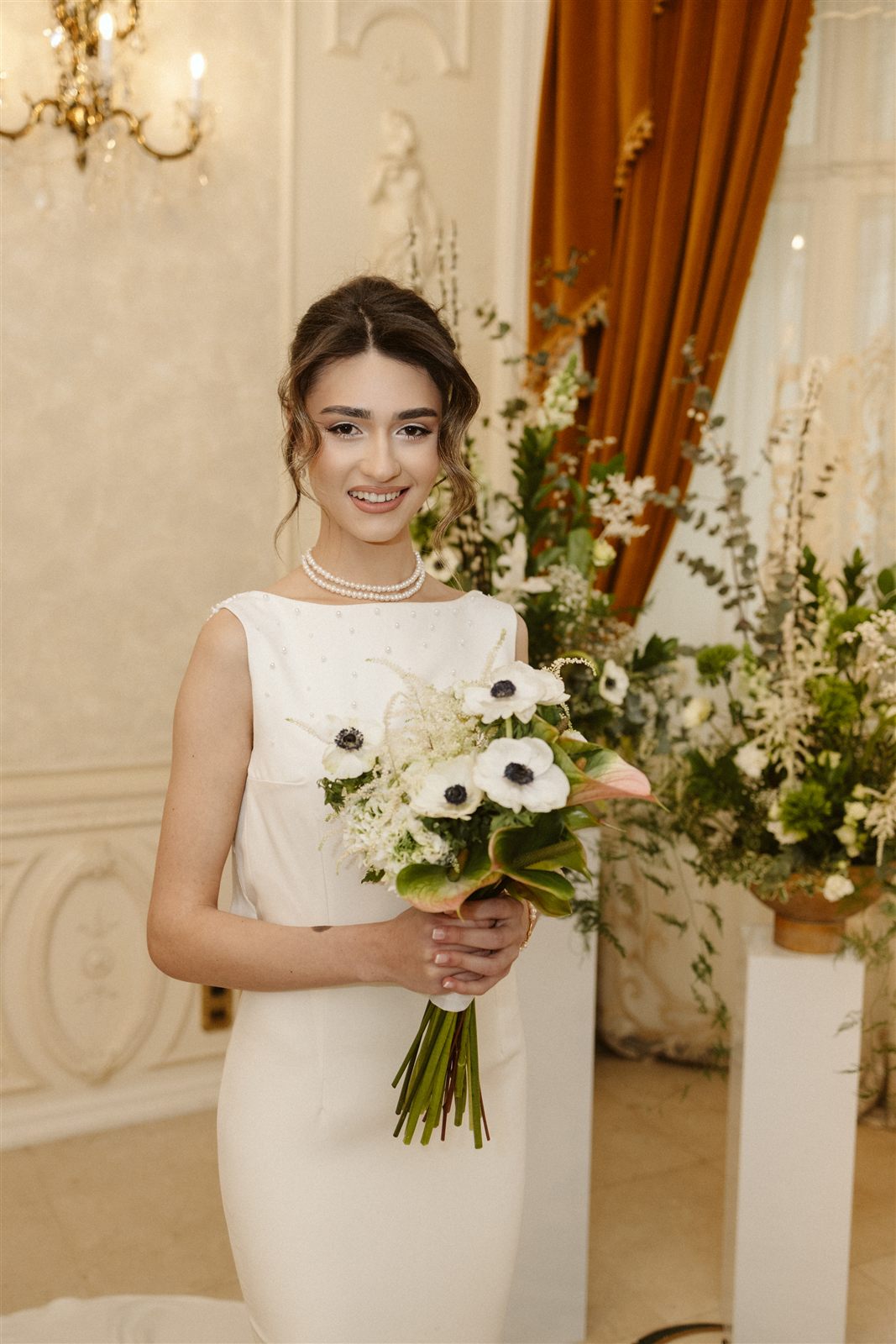 Buchet de mireasă cu anemone și frunziș verde — Palatul Noblesse