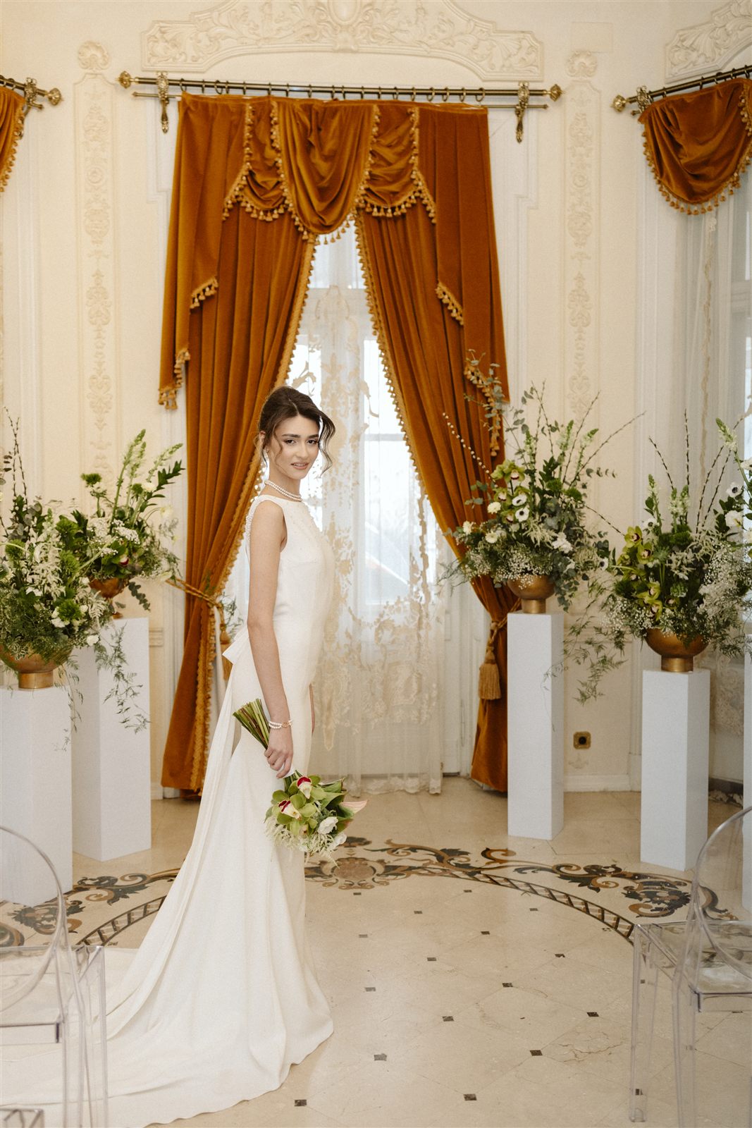 Mireasă în Salonul Baroque cu decor de cununie alb-verde — nuntă intimă la Palatul Noblesse