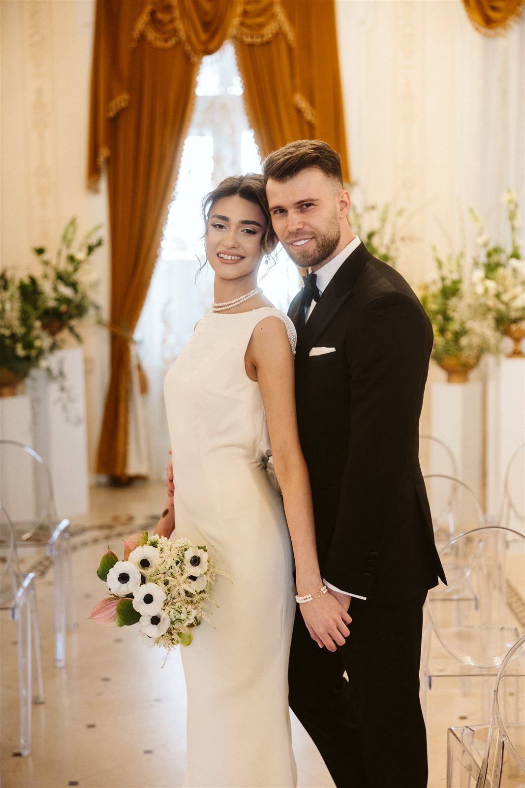 Portret de miri cu buchet de anemone — nuntă la Palatul Noblesse
