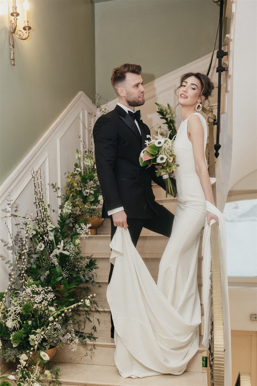 Miri pe scara decorată floral — nuntă intimă la Palatul Noblesse