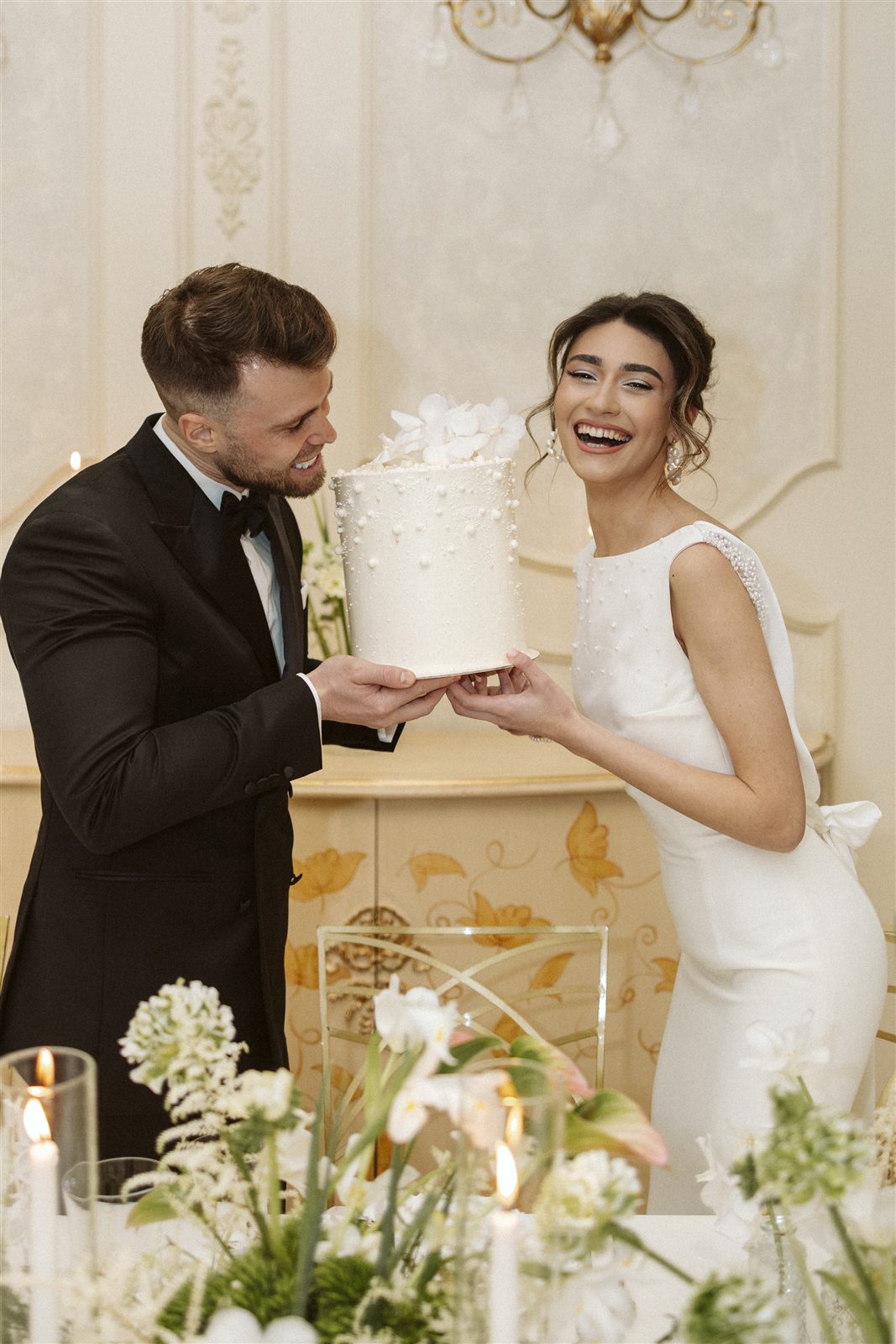 Miri tăind tortul la o nuntă intimă — moment festiv, Palatul Noblesse