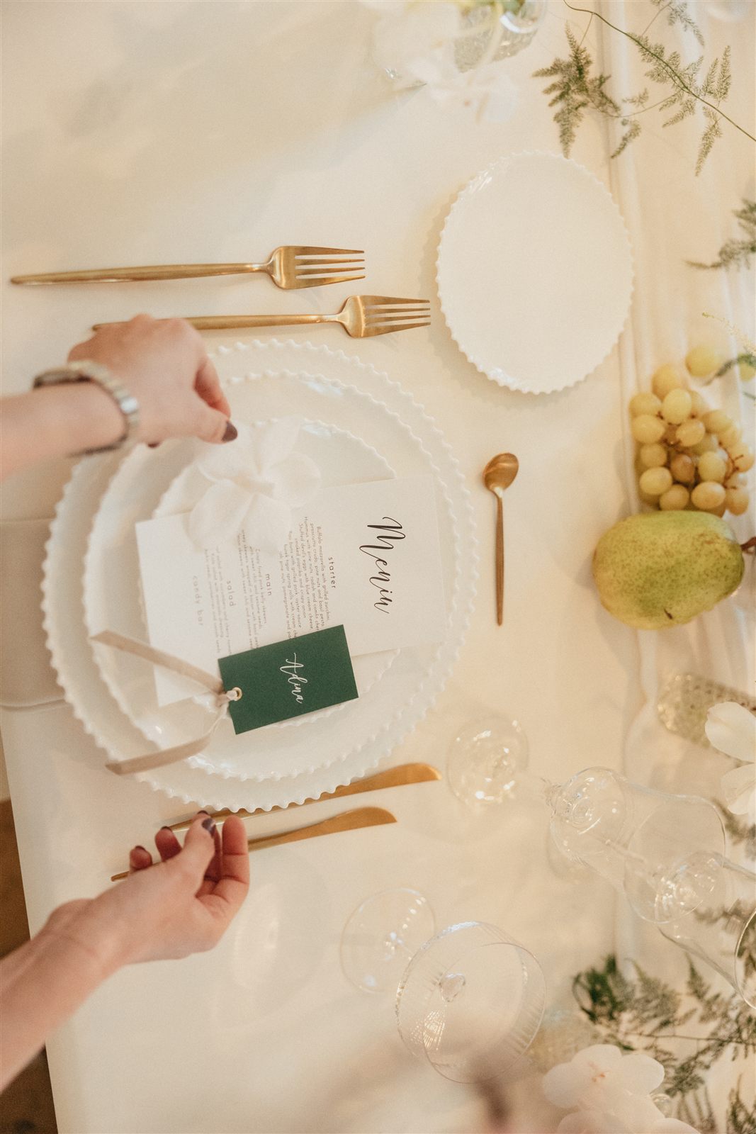 Place setting de nuntă în alb, verde și auriu — tablescape la Palatul Noblesse