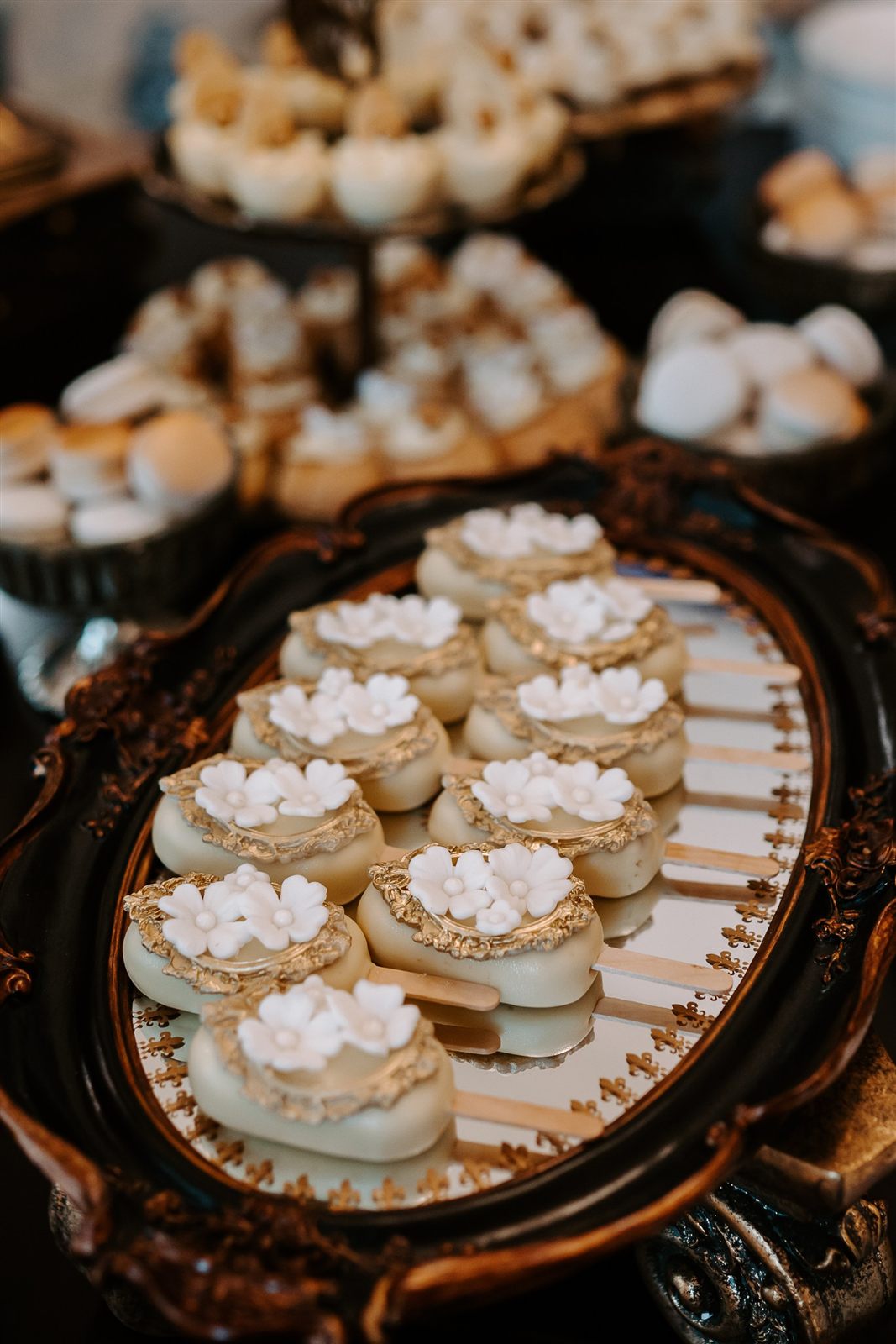 Deserturi de nuntă pe oglindă aurie — candy bar coordonat cu tematica