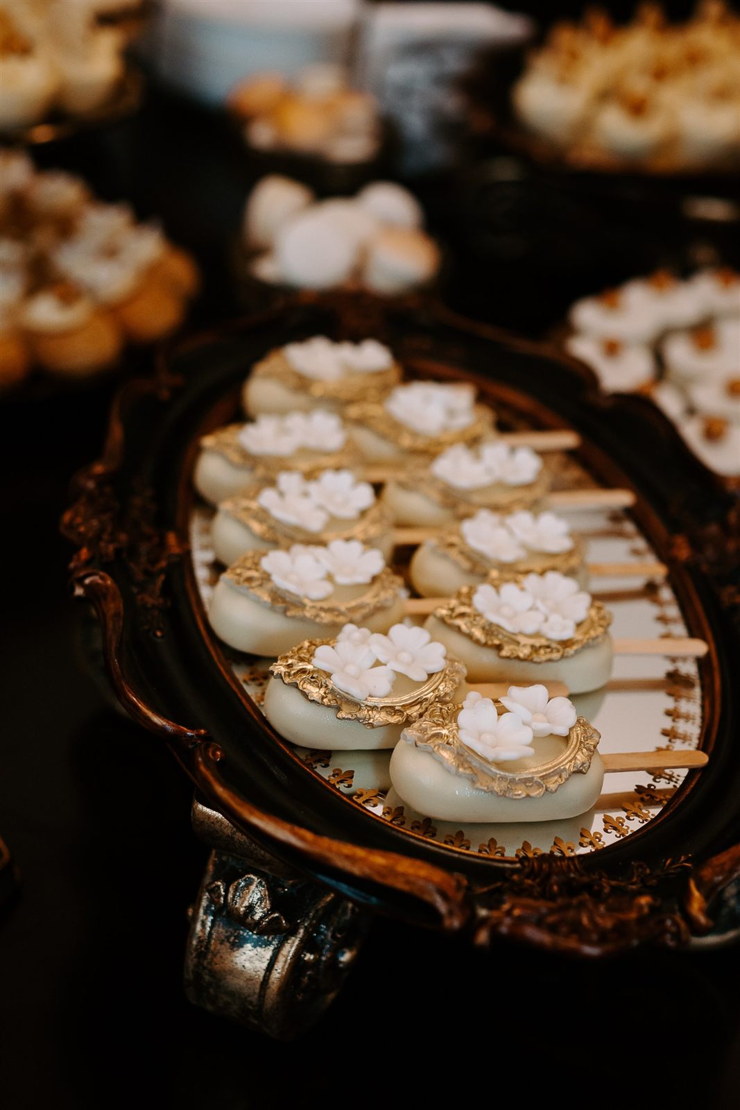 Candy bar de nuntă în tematica alb și auriu la Palatul Noblesse