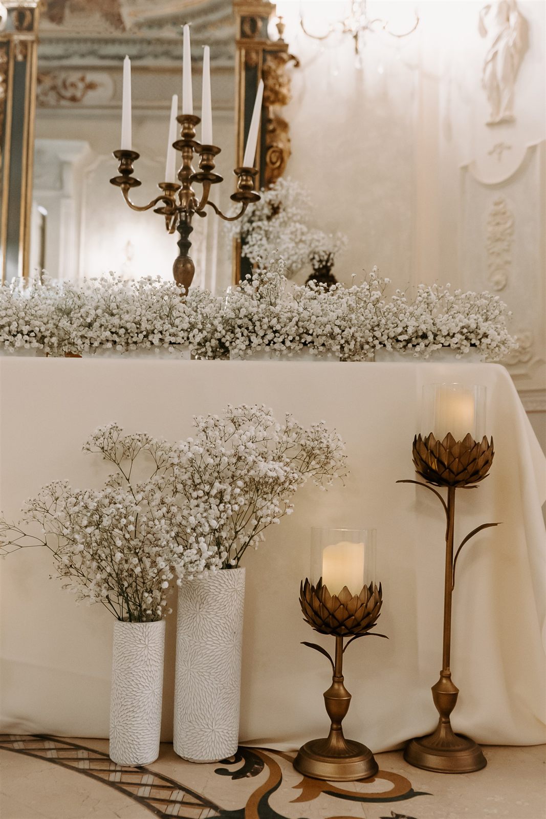 Candelabru și floarea-miresei la masa mirilor — Salonul Baroque