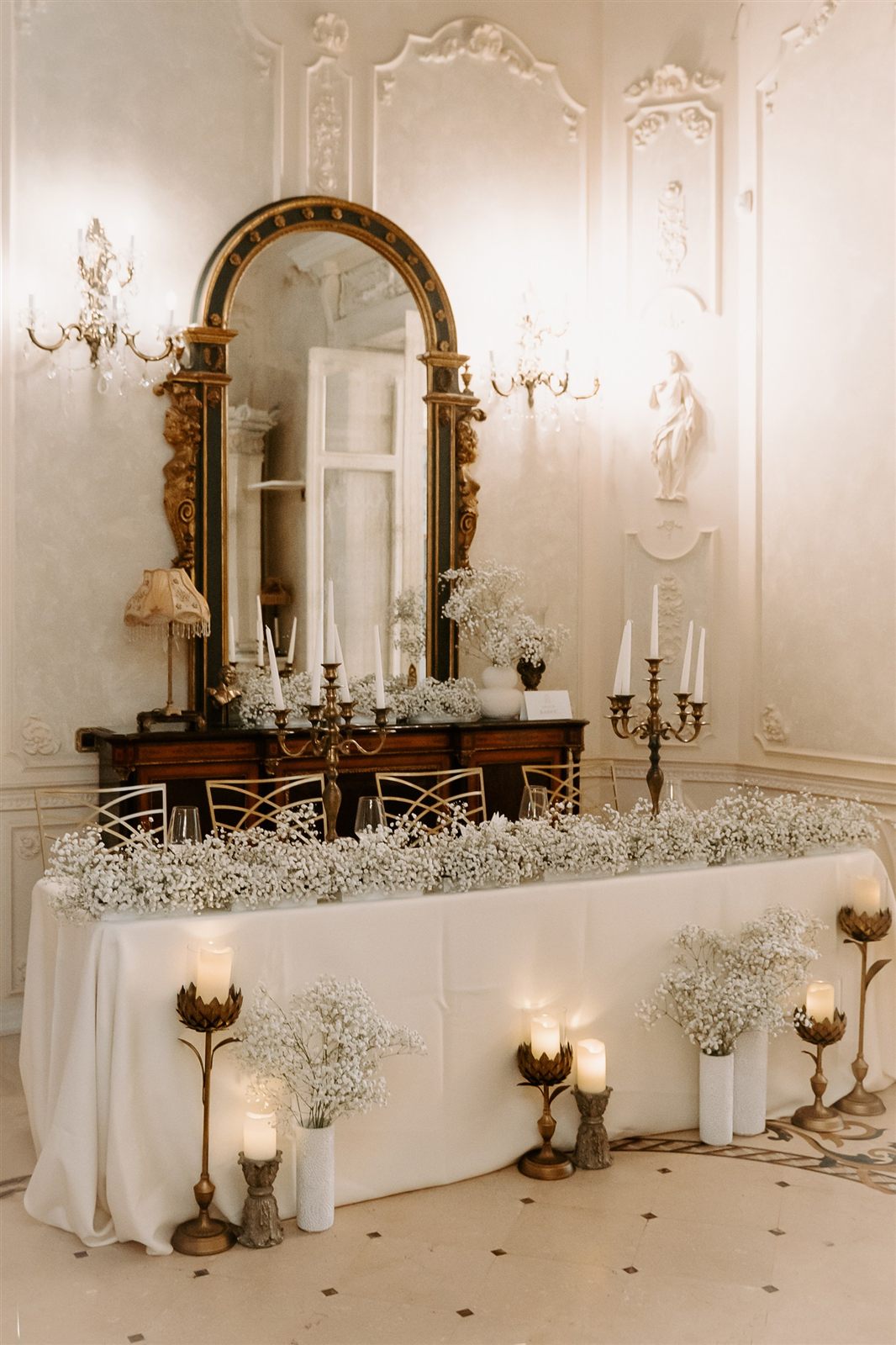 Consolă cu oglindă și flori albe în Salonul Baroque