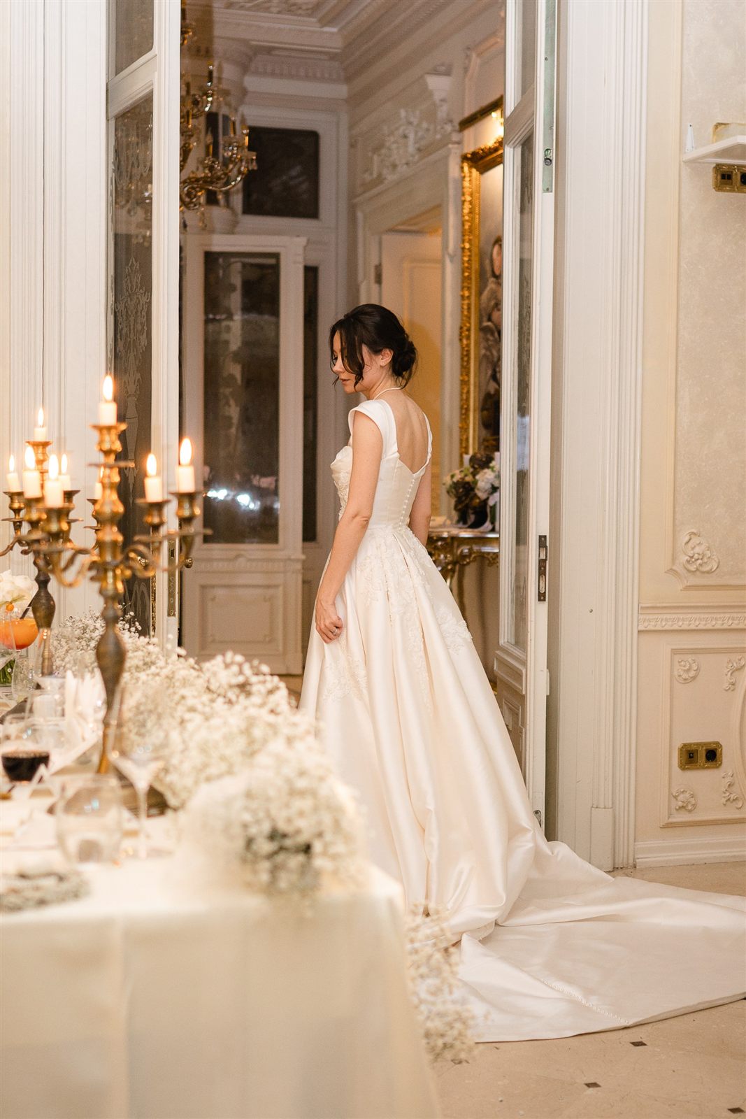 Mireasă în rochie albă în decorul de nuntă al Palatului Noblesse