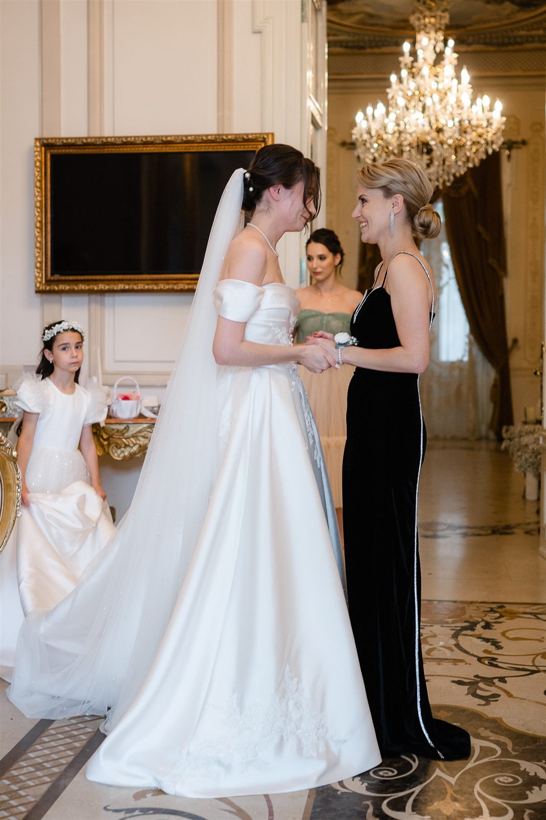 Mihaela și Alex într-un salon al Palatului Noblesse — nuntă alb și auriu