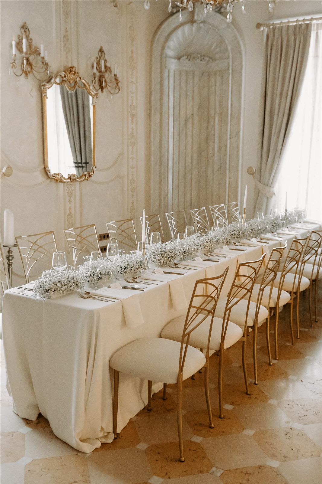 Decor de nuntă în Salonul Florence cu scaune aurii și flori albe
