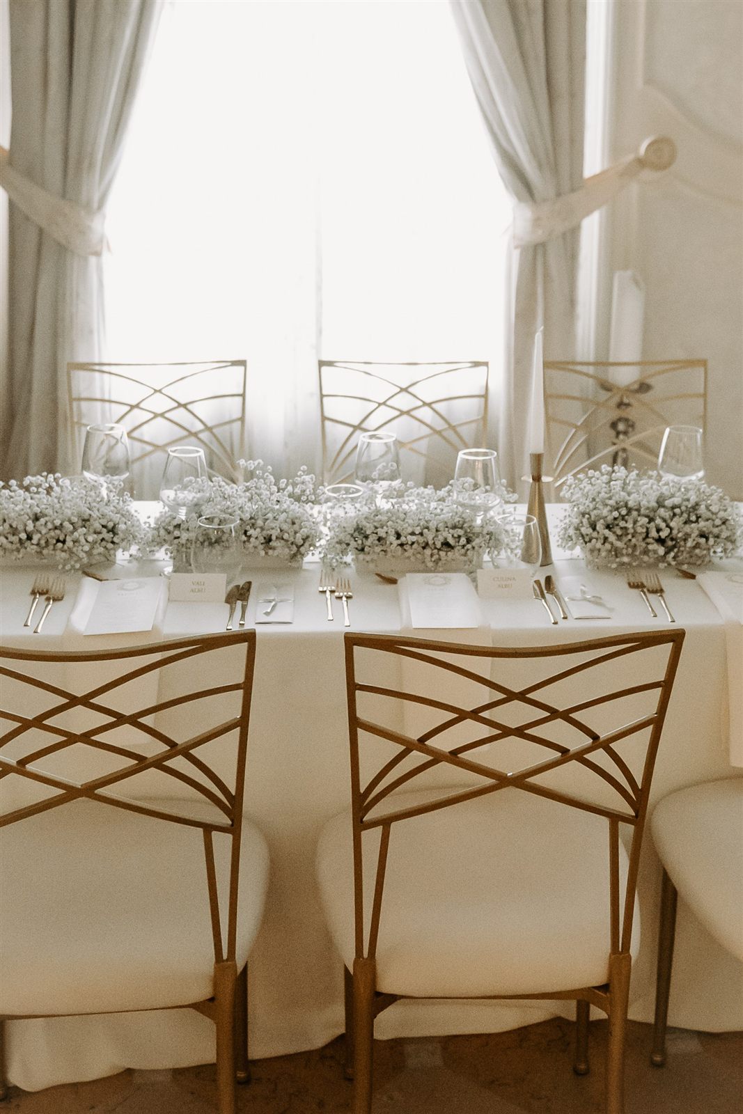 Place setting alb cu gypsophila și tacâmuri aurii — Salonul Florence