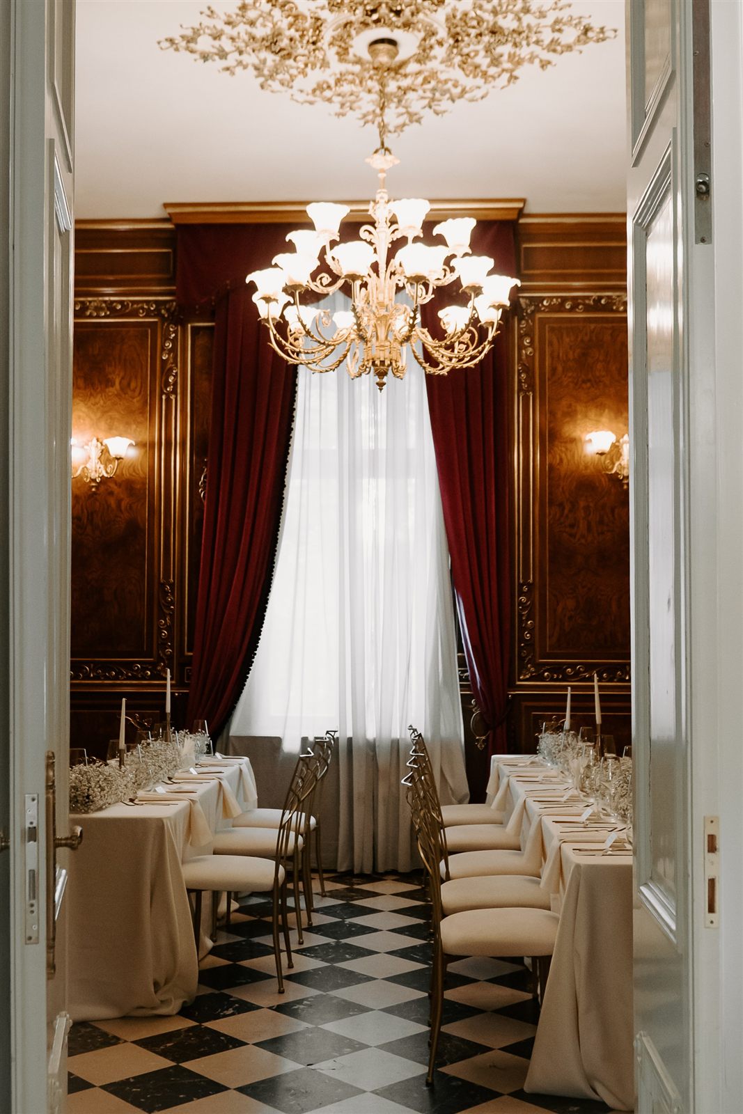 Decor de masă lungă cu flori albe în Salonul Regent