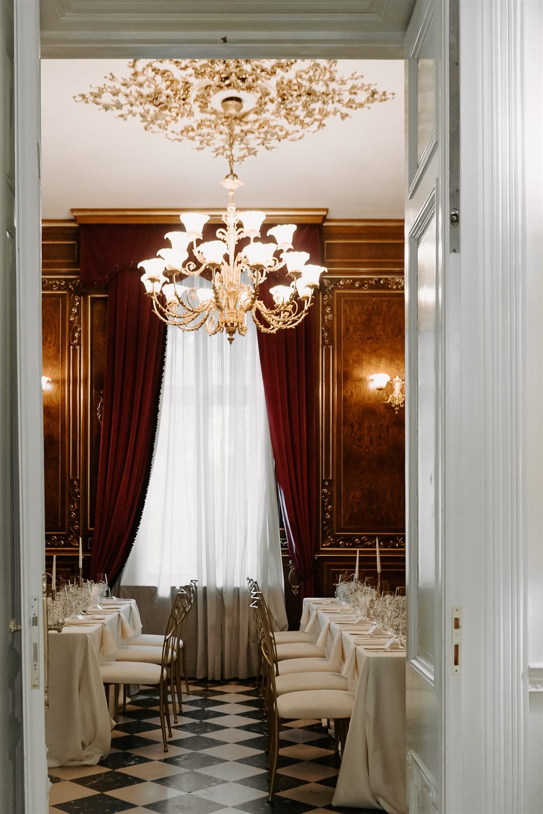 Salonul Regent — masă de nuntă alb și auriu cu floarea-miresei, Palatul Noblesse